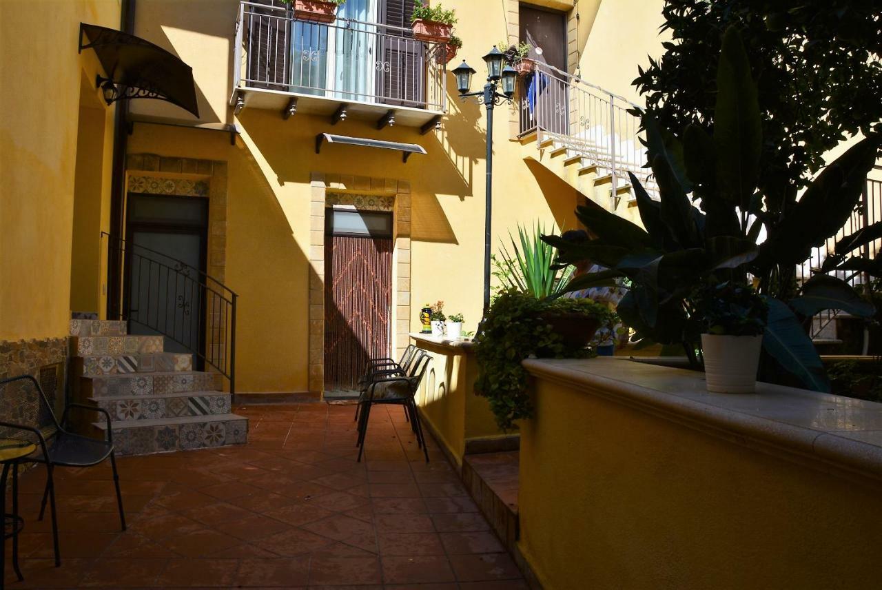 B&B Il Melograno Antico Con Terrazza E Giardino Agrigento Bagian luar foto